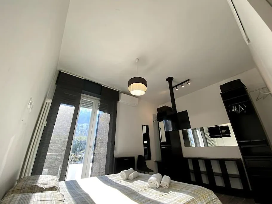Wonderful, Roomy, King Bed Apartment W/Garden Como